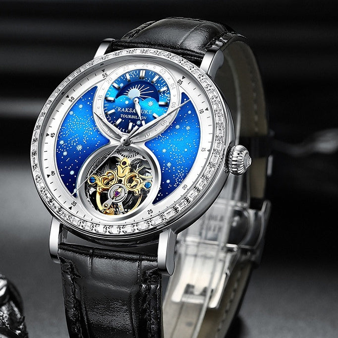 Reloj tourbillon de alta gama con esfera azul estrellada, detalles en cristal y correa de cuero negra.