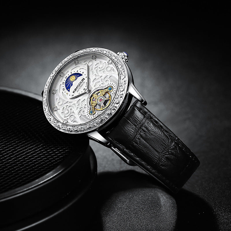 Reloj de lujo grabado con detalles intrincados, esfera blanca decorativa y correa de cuero negra