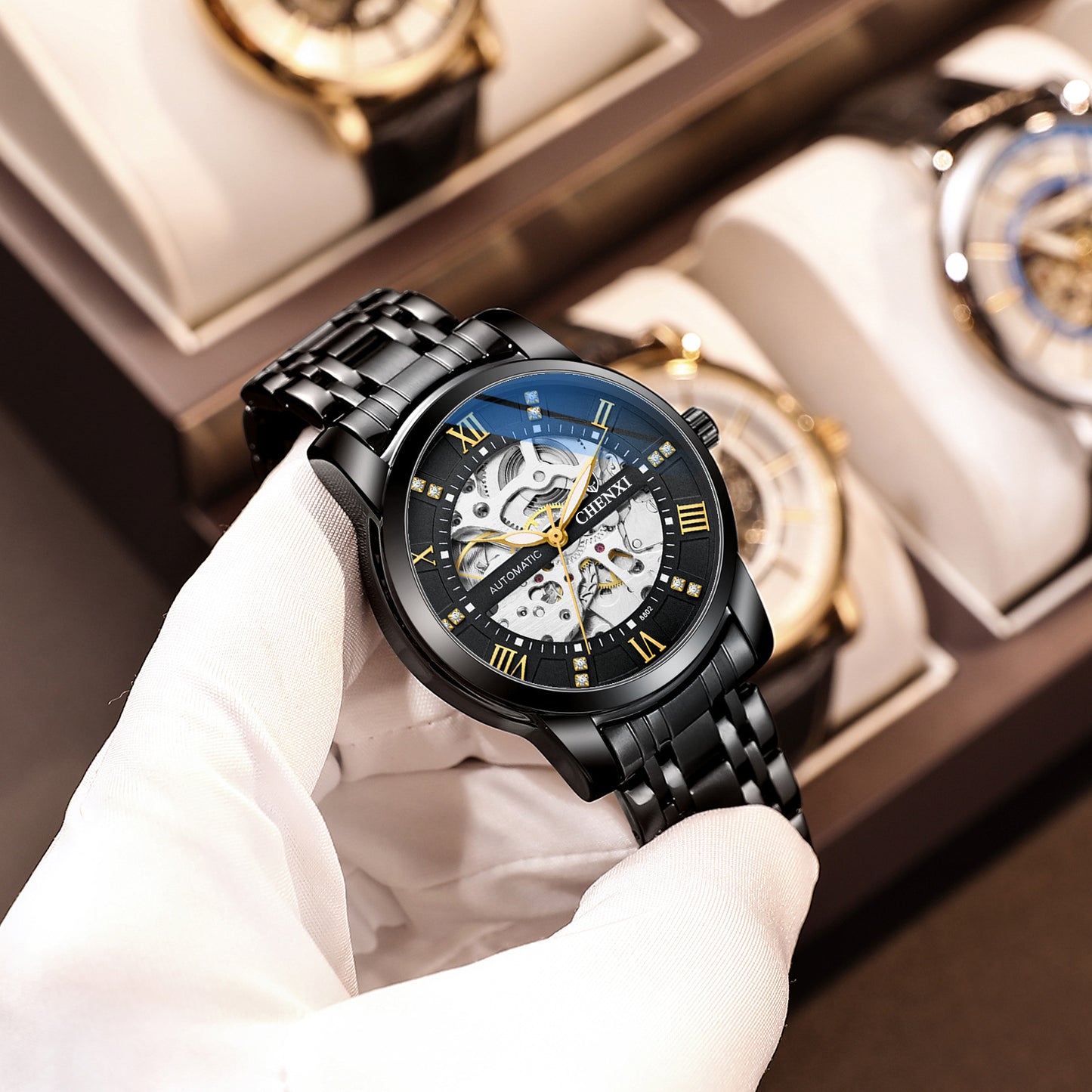 Reloj automático negro con esfera transparente que muestra el mecanismo interno, ideal para estilos formales y de negocios.