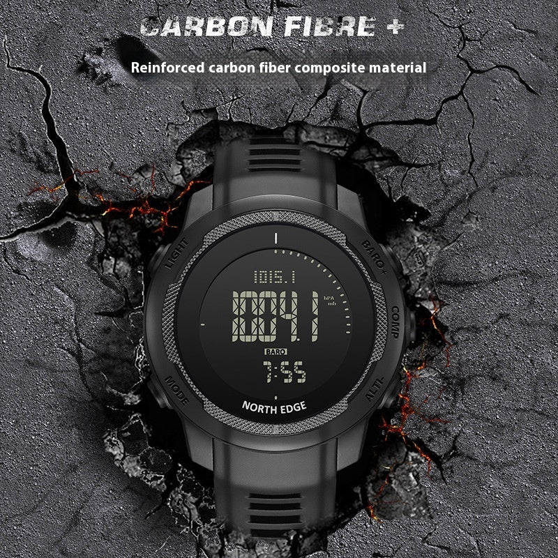 Reloj digital negro con pantalla de alta resistencia, diseño de fibra de carbono y funciones como barómetro y altímetro.