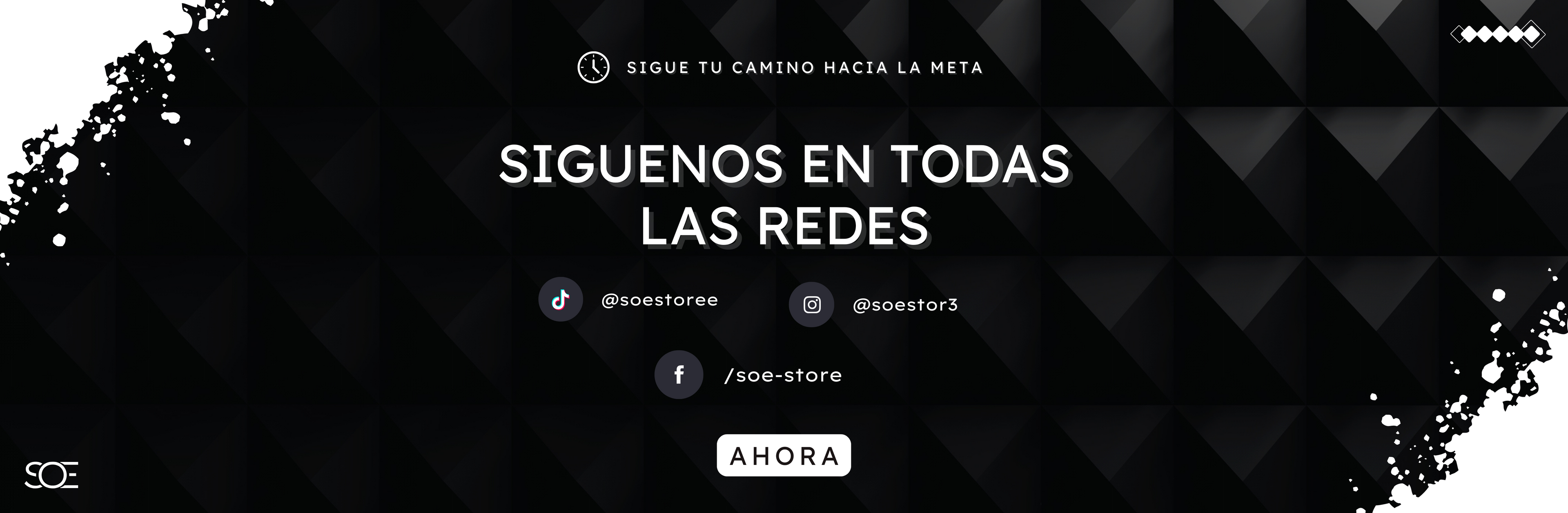 Banner de SOE Store invitando a seguir sus perfiles en redes sociales. Incluye el texto ‘Síguenos en todas las redes’ con iconos de TikTok (@soestoree), Instagram (@soestor3) y Facebook (/soe-store). El diseño tiene un fondo geométrico negro con detalles en blanco y el botón ‘Ahora’ como llamado a la acción.