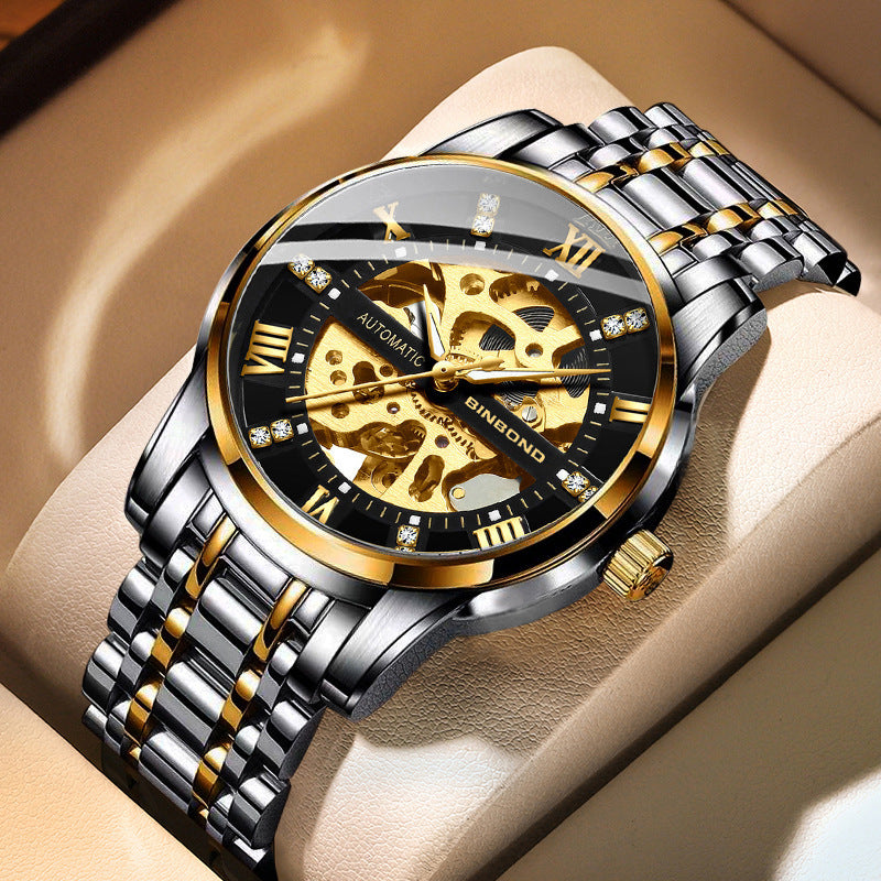 Reloj automático BINBOND de acero inoxidable con acabado bicolor en oro y negro, esfera esqueleto con números romanos.