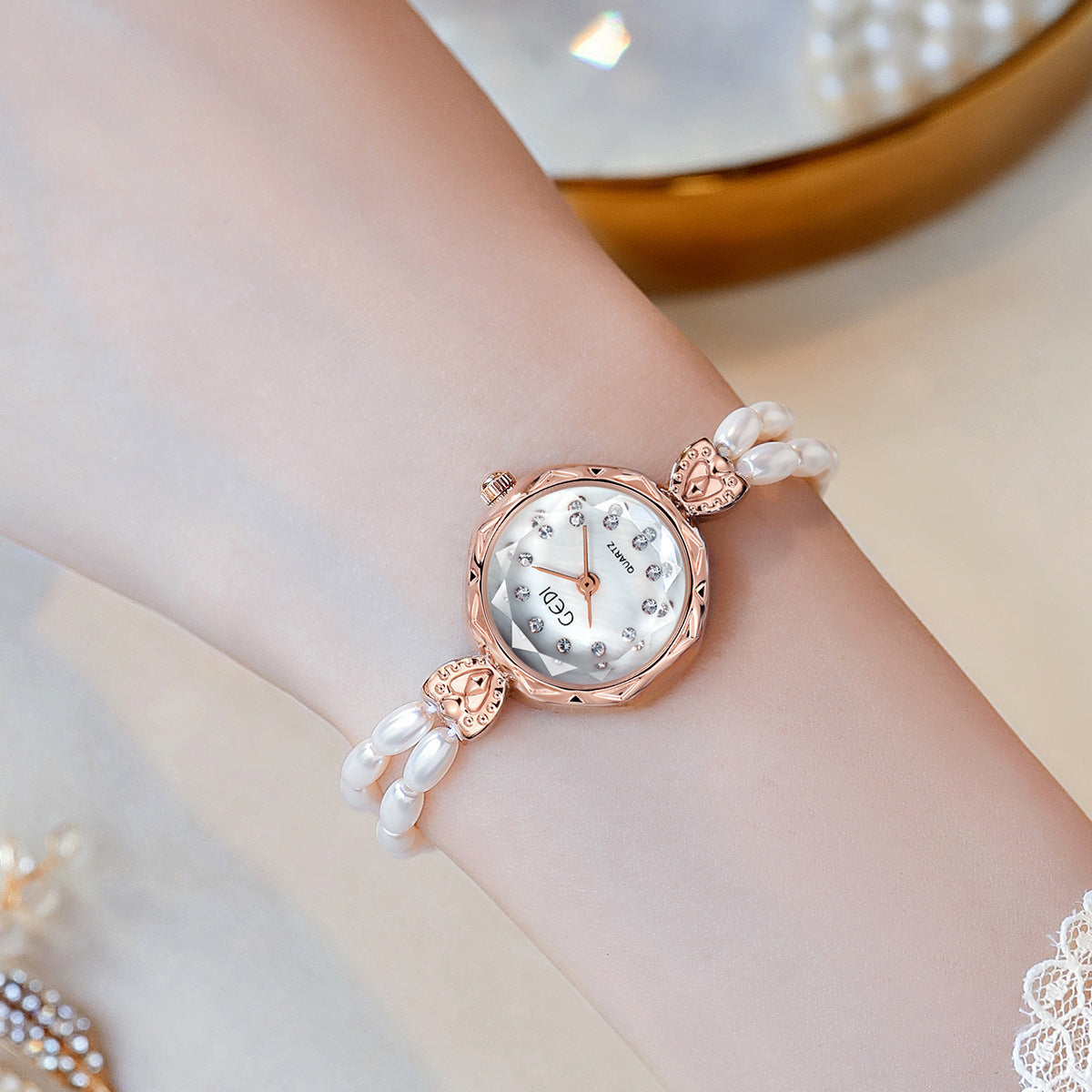 Reloj con Correa de Perlas para Mujer - Elegancia y Creatividad