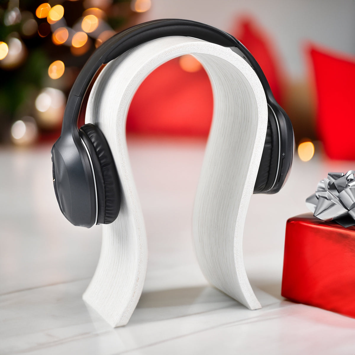 Soporte de madera Valiai para auriculares y headset, con diseño curvado minimalista, acabado roble natural y compatible con Sony, JBL, AKG y otras marcas.