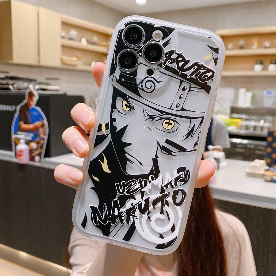 Funda protectora para iPhone estilo anime urbano street style, con diseño completo en laterales, doble capa y compatibilidad con carga inalámbrica.
