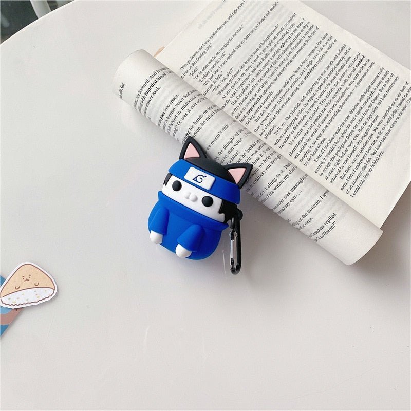 Funda protectora para AirPods estilo gato ninja en silicona azul, con diseño divertido y protección para el estuche de carga.
