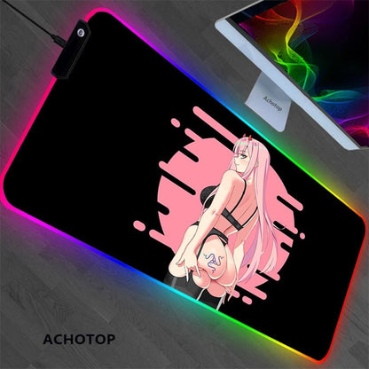 Alfombrilla gaming RGB estilo kawaii anime con iluminación LED, superficie microtejida y diseño decorativo para setup gamer.