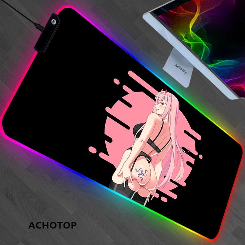 Alfombrilla gaming RGB estilo kawaii anime con iluminación LED, superficie microtejida y diseño decorativo para setup gamer.